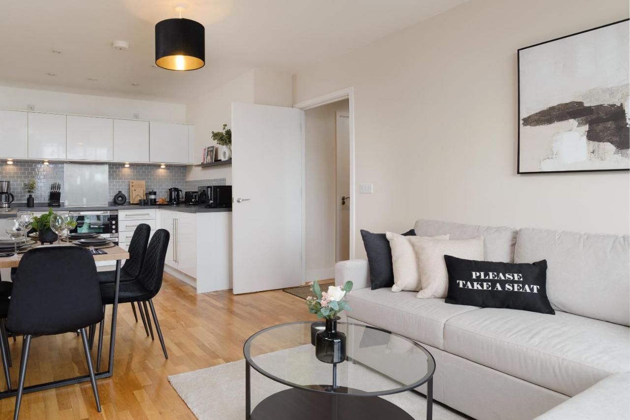 Premium Apartment - Allocated Parking - Great Location Плимът Екстериор снимка