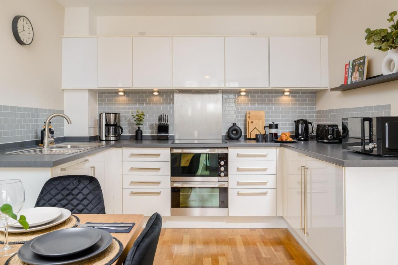 Premium Apartment - Allocated Parking - Great Location Плимът Екстериор снимка
