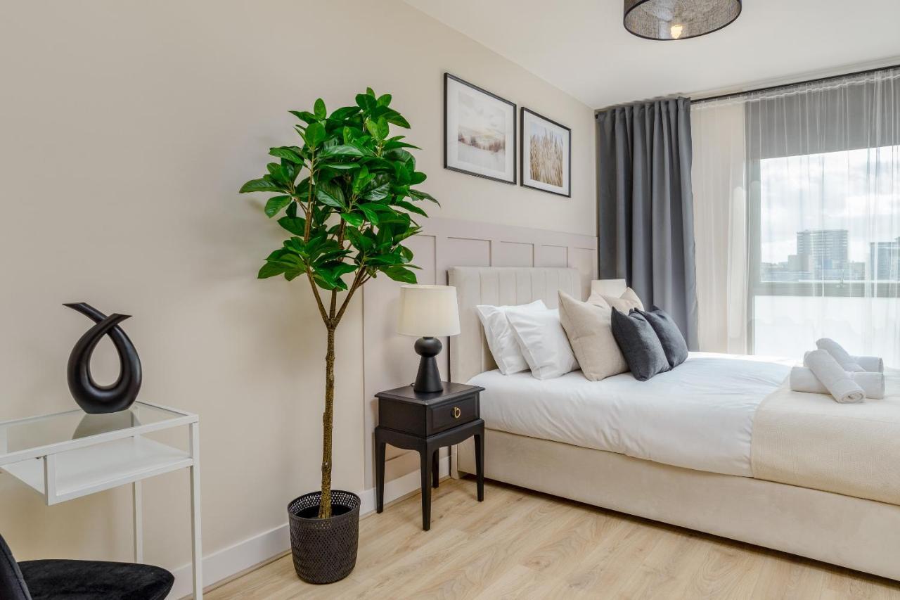 Premium Apartment - Allocated Parking - Great Location Плимът Екстериор снимка