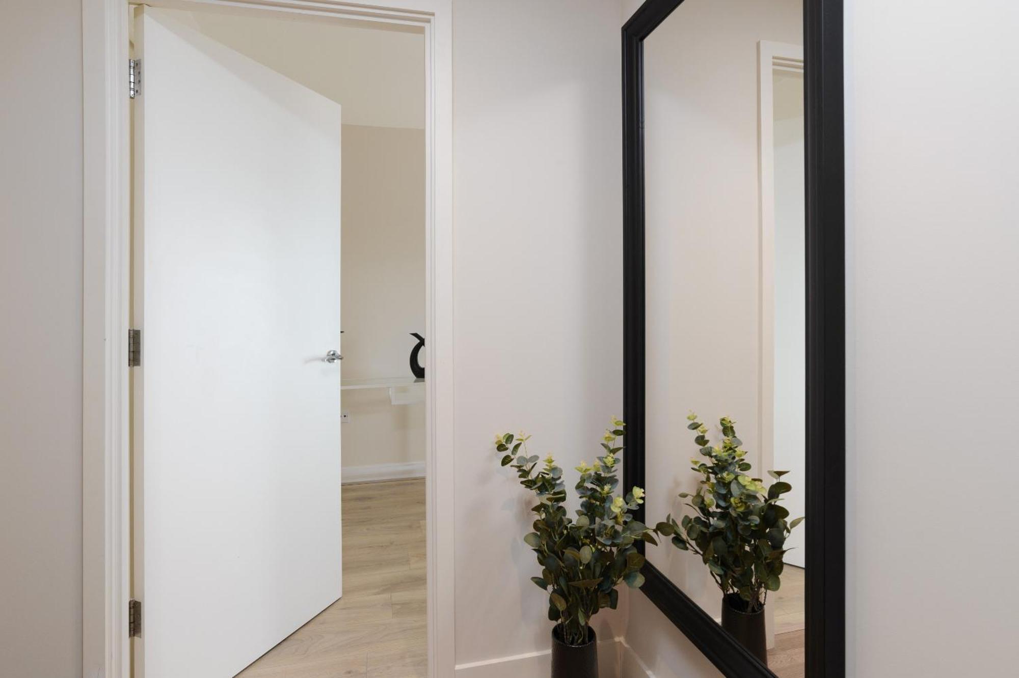 Premium Apartment - Allocated Parking - Great Location Плимът Екстериор снимка