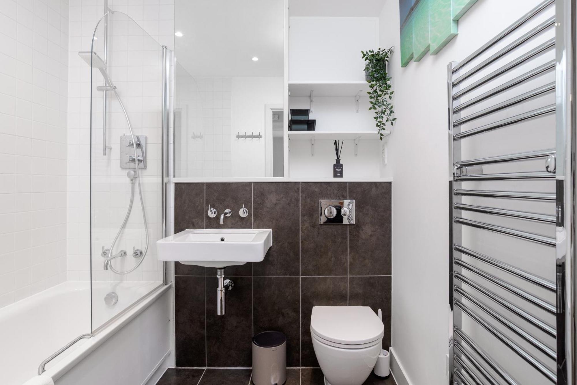 Premium Apartment - Allocated Parking - Great Location Плимът Екстериор снимка