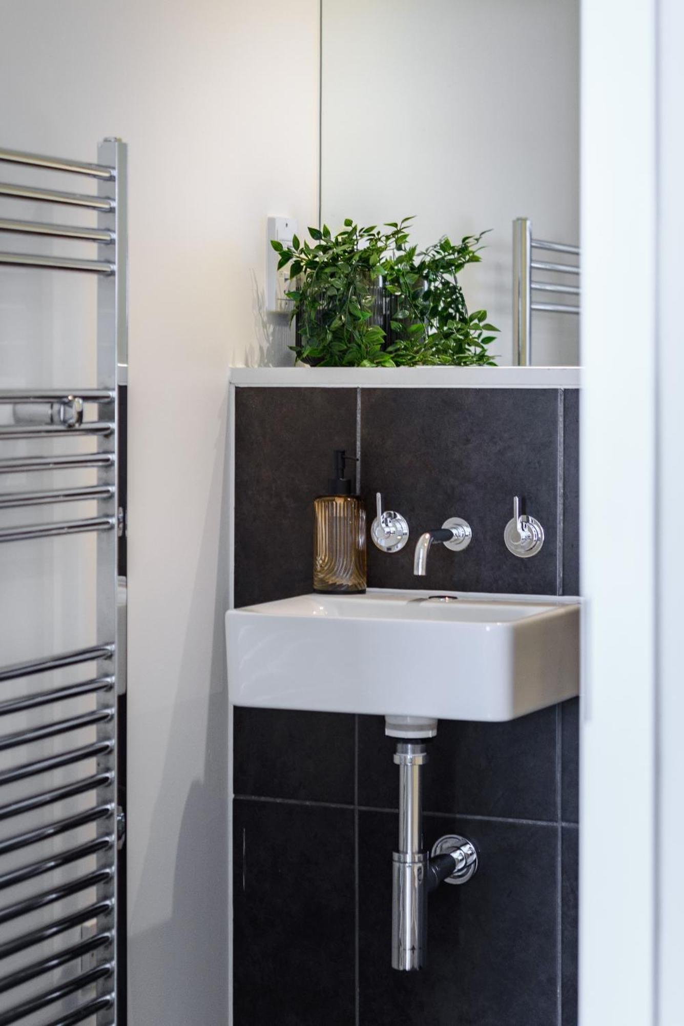 Premium Apartment - Allocated Parking - Great Location Плимът Екстериор снимка