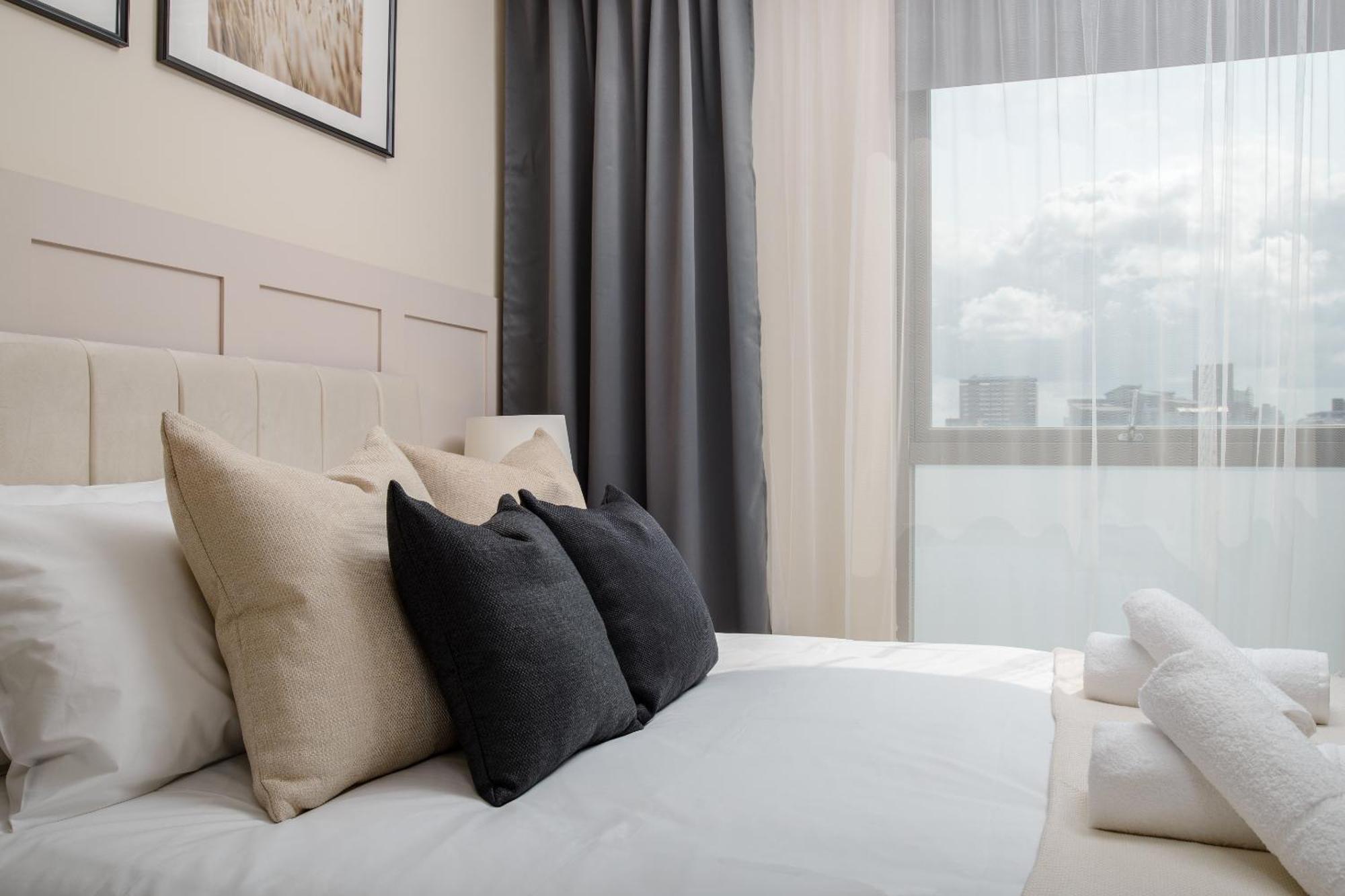 Premium Apartment - Allocated Parking - Great Location Плимът Стая снимка